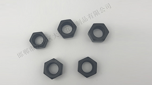 在大久五金看來，六角螺母是將機(jī)械設(shè)備緊密連接起來的重要零件